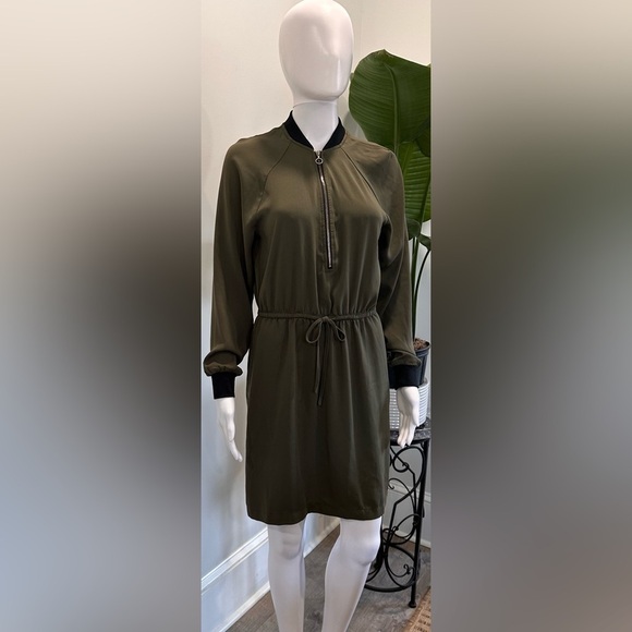 💚💚Army Green Cinched Dynamite Dress - Size Small 💚💚 - Picture 2 of 11